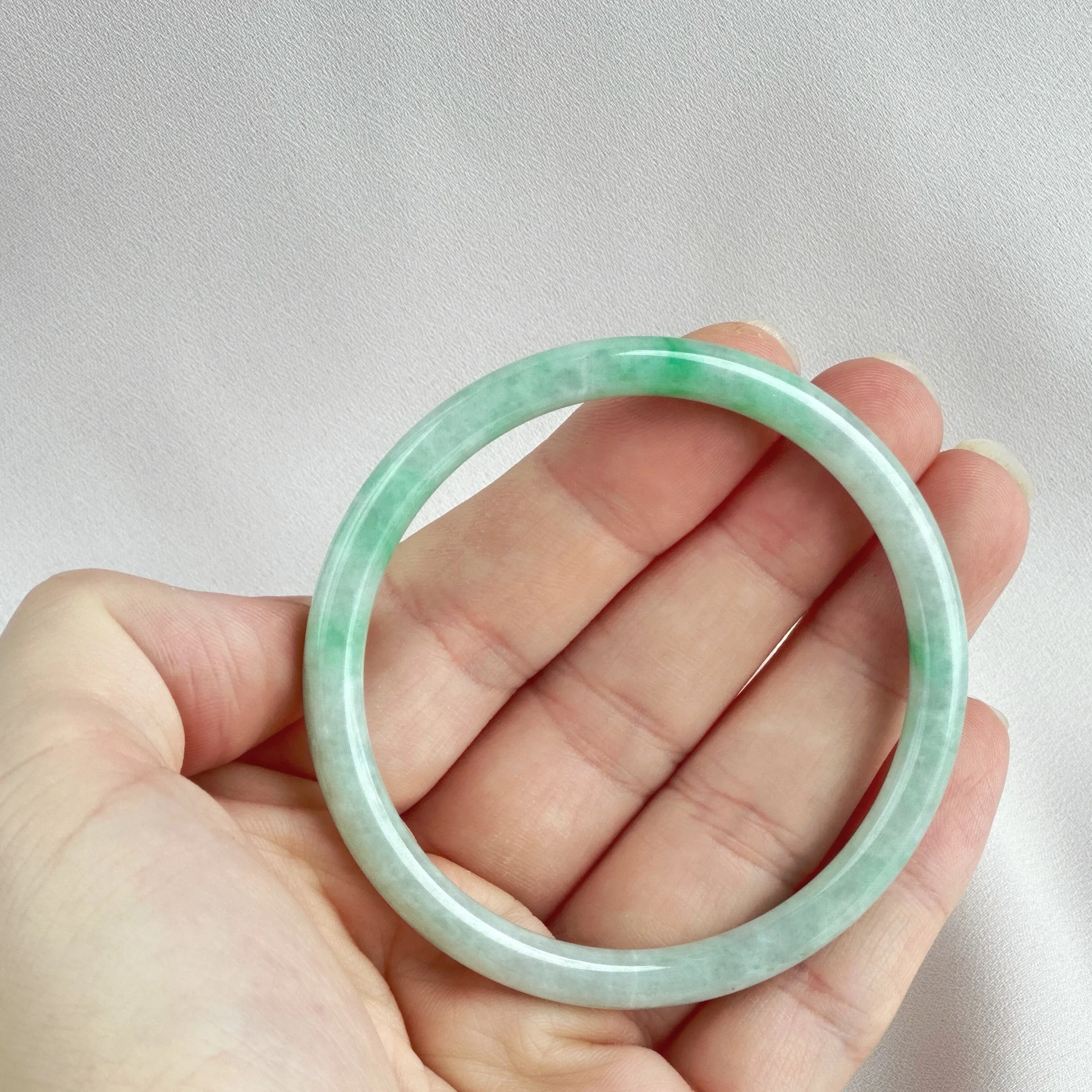 90957 57.0mm Slim Cut Rounded Jadeite Bangle Baby Green with Bright Green Floral