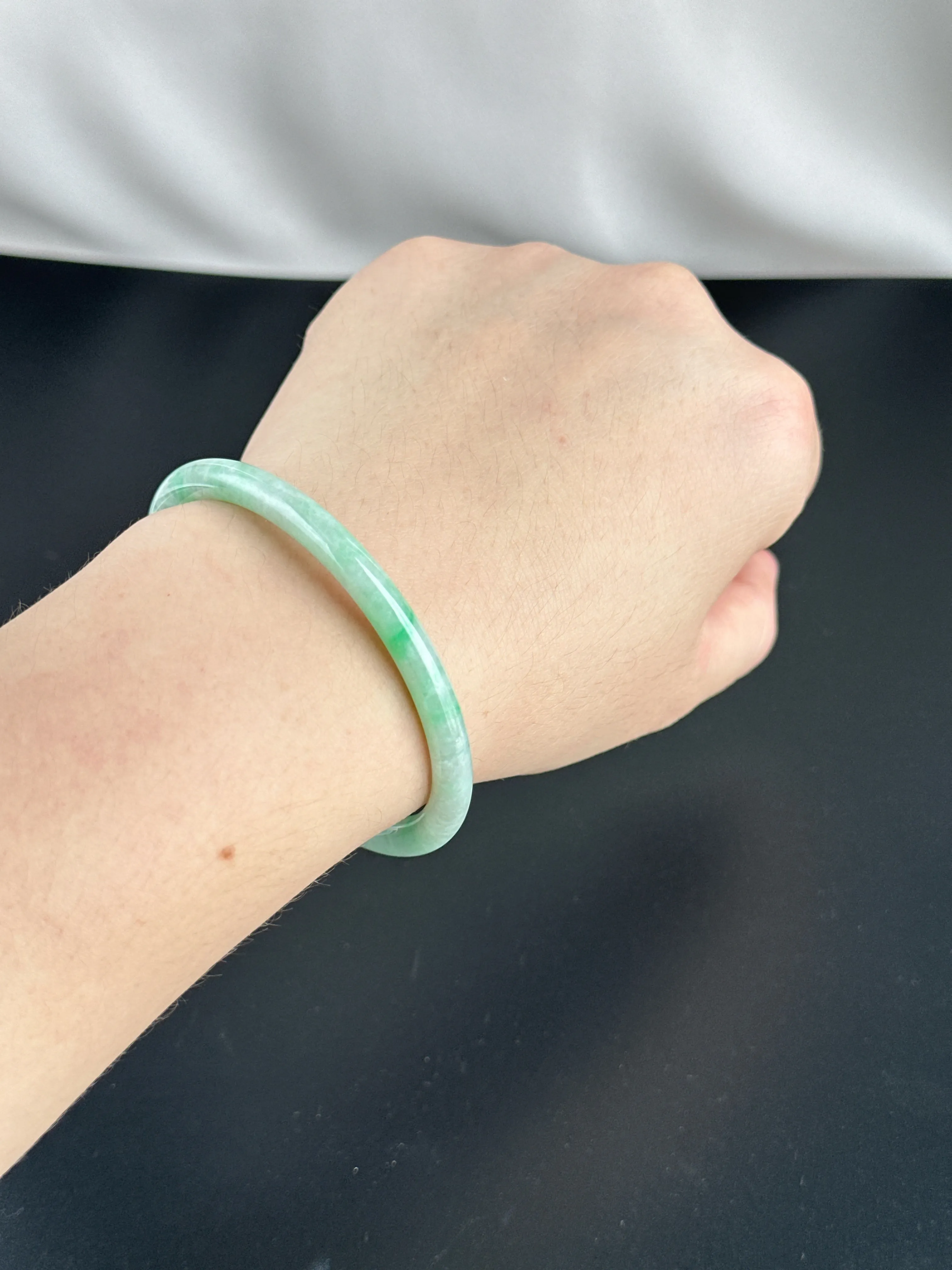 90957 57.0mm Slim Cut Rounded Jadeite Bangle Baby Green with Bright Green Floral