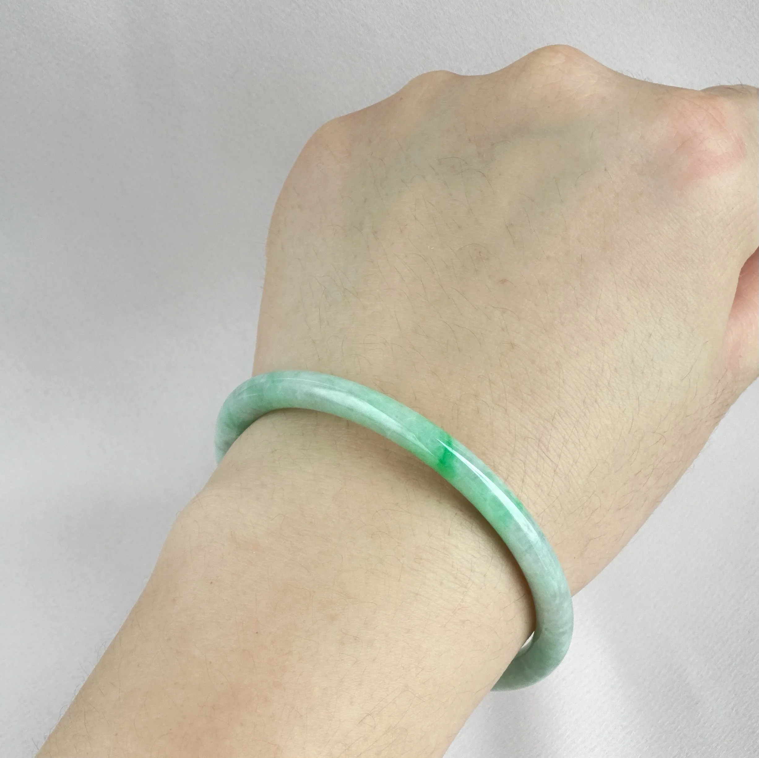 90957 57.0mm Slim Cut Rounded Jadeite Bangle Baby Green with Bright Green Floral