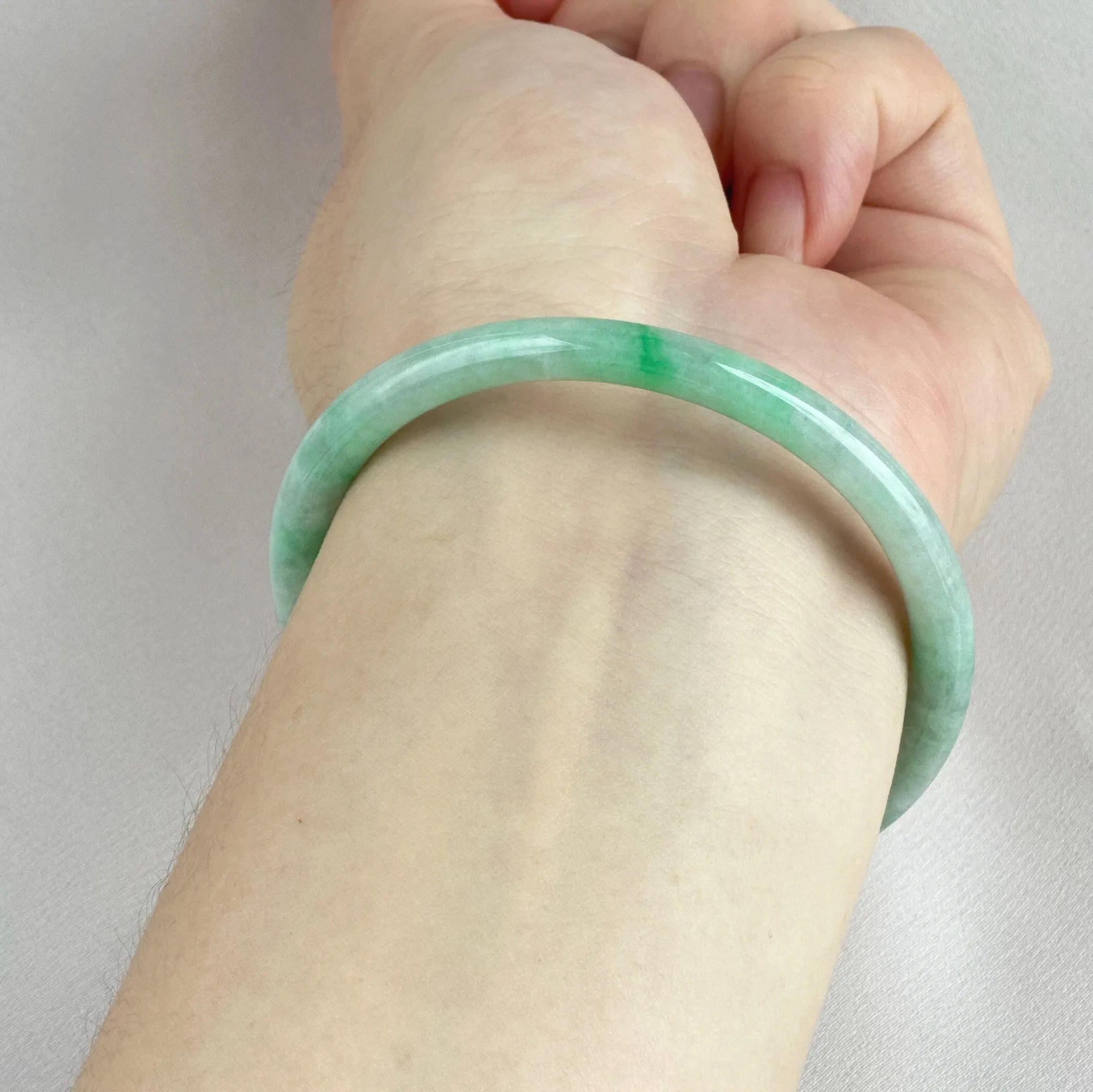 90957 57.0mm Slim Cut Rounded Jadeite Bangle Baby Green with Bright Green Floral