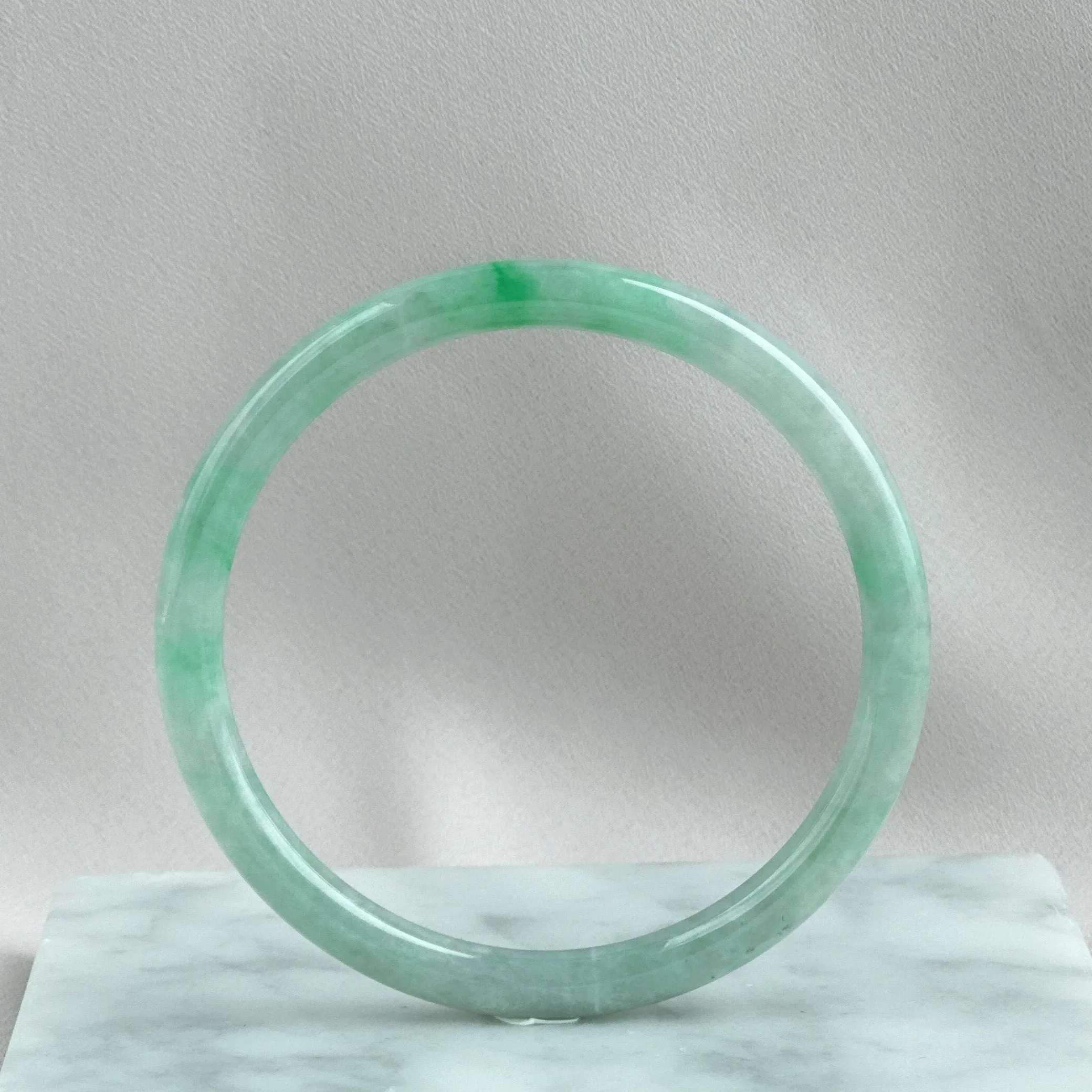 90957 57.0mm Slim Cut Rounded Jadeite Bangle Baby Green with Bright Green Floral