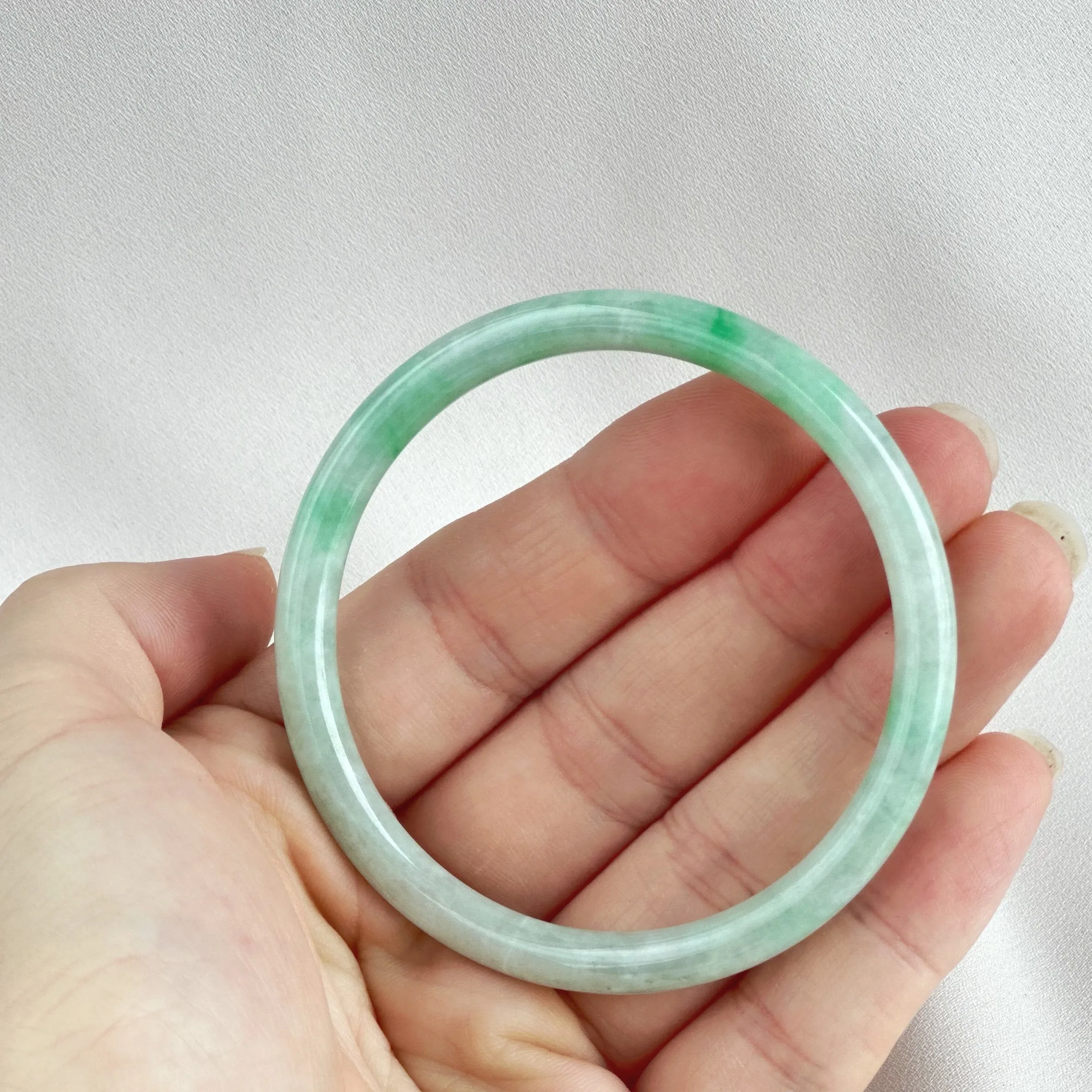 90957 57.0mm Slim Cut Rounded Jadeite Bangle Baby Green with Bright Green Floral