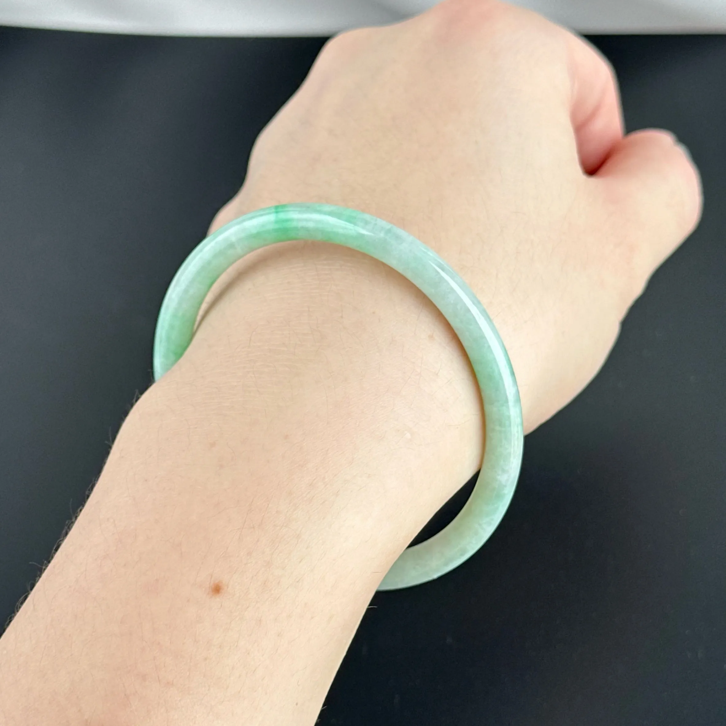 90957 57.0mm Slim Cut Rounded Jadeite Bangle Baby Green with Bright Green Floral