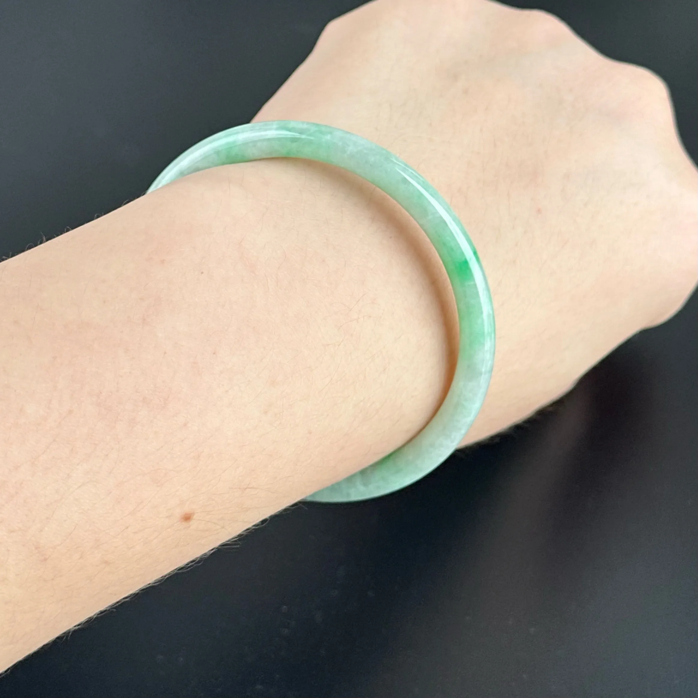 90957 57.0mm Slim Cut Rounded Jadeite Bangle Baby Green with Bright Green Floral